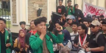 Ratusan Massa Gelar Aksi di Depan Polda Sumbar, Tuntut Kasus Kematian Affan Kurniawan Diusut Tuntas