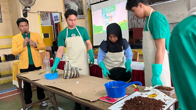 Dosen dan Mahasiswa UNP Dorong Pemanfaatan Eco-Enzyme untuk Lingkungan Sehat dan Pencegahan Stunting di Sulit Air