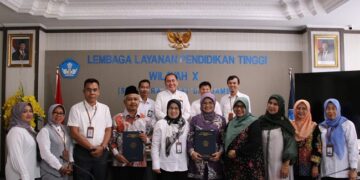 LLDikti Wilayah X Serahkan SK Guru Besar ke Dua Dosen PTS di Sumbar