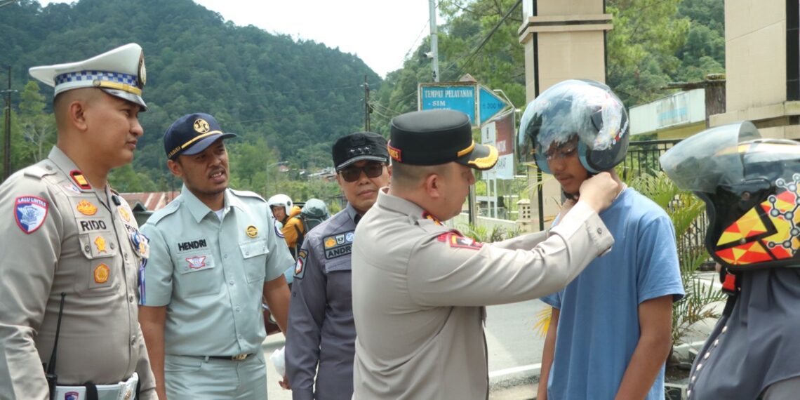 Polres Solok Bagikan Helm Gratis Dalam Peringatan Hari Lalu Lintas