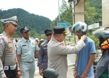 Polres Solok Bagikan Helm Gratis Dalam Peringatan Hari Lalu Lintas
