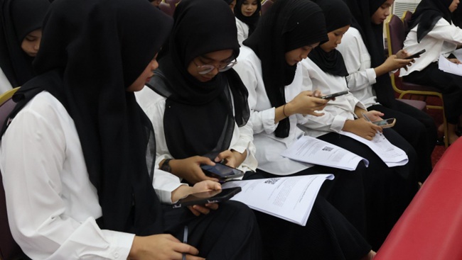 Dosen PBSI UNP Kembangkan Aplikasi Pragmatik Berbasis AI Untuk AnalisisTuturan Mahasiswa