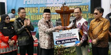 Bank Nagari Kolaborasi dengan UNP dalam Program Bedah Rumah di Kampung KB