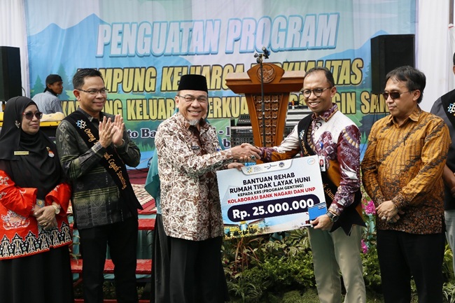 Bank Nagari Kolaborasi dengan UNP dalam Program Bedah Rumah di Kampung KB