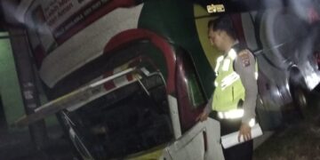 Hilang Kendali di Tikungan Singkarak, Bus NPM Tabrak Tiang Listrik, Empat Penumpang Terluka