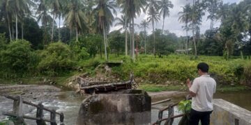 Jembatan Ambruk Tak Kunjung Diperbaiki, Ratusan Warga di Balai Kamis Harus Bertaruh Nyawa Sebrangi Arus Sungai