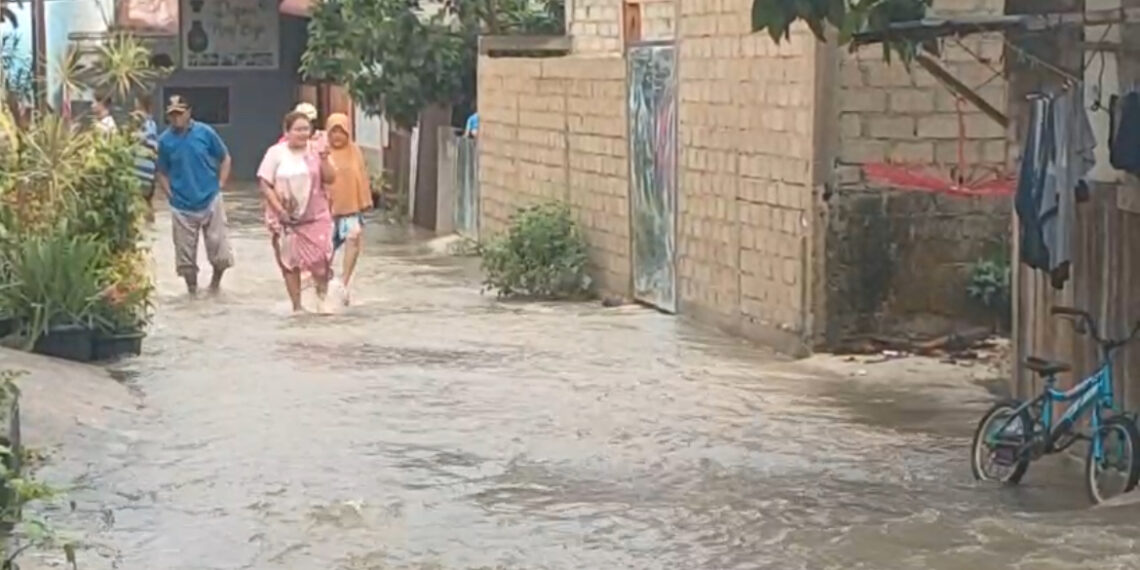 Banjir Genangi Pemukiman Warga di Tanah Garam Solok