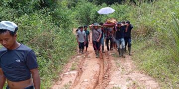 Mengabdi 33 Tahun, Jenazah Guru di Solok Harus Ditandu 14 Kilometer Karena Jalan Rusak