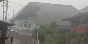 Turut Diterjang Angin Kencang, 8 Rumah Gadang Rusak di Salayo