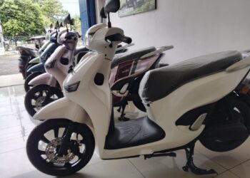 Terbukti Motor Listrik Indomobil Adora Kuat Nanjak Sitinjau Lauik Gonceng Dua
