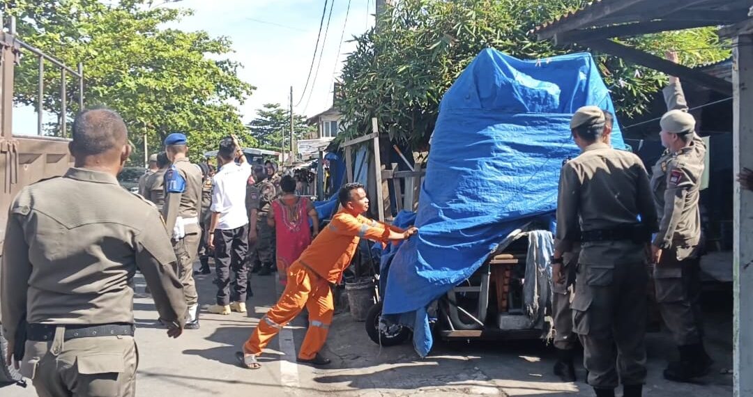 Satpol PP Kembali Tertibkan Lapak Liar di Kawasan Pantai Padang ...