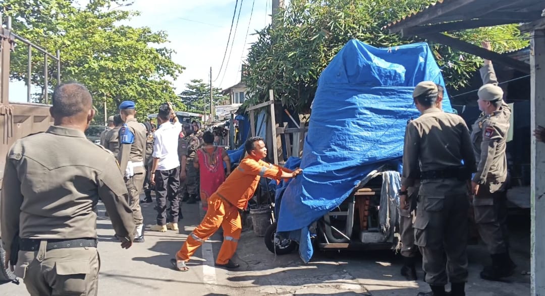 Satpol PP Kembali Tertibkan Lapak Liar di Kawasan Pantai Padang ...