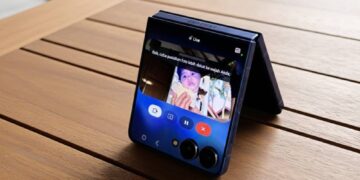 “Hugging My Younger Self” Kini Makin Mudah dengan Galaxy Z Flip7 dan Gemini AI