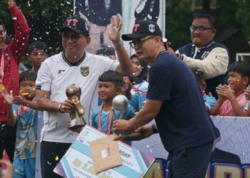 Tutup YT Cup, Ketua PSSI Padang Mastilizal Aye Puji Dedikasi Yeyen Tumena Peduli Sepakbola Usia Dini Sumbar