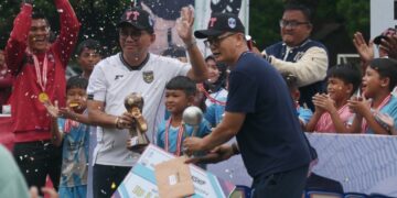 Tutup YT Cup, Ketua PSSI Padang Mastilizal Aye Puji Dedikasi Yeyen Tumena Peduli Sepakbola Usia Dini Sumbar