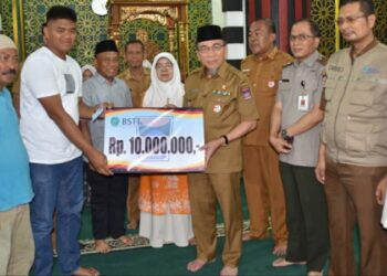 Pemko Padang dan Baznas Salurkan Rp215 Juta untuk 36 KK Korban Kebakaran di Pemancungan