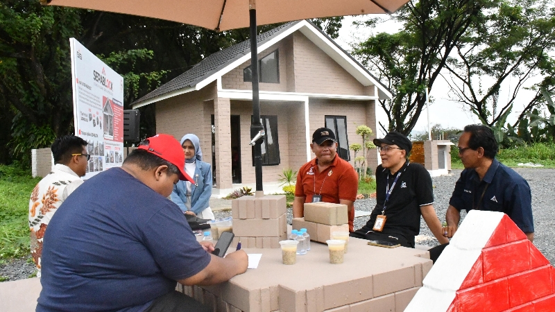 Inovasi Bata Interlock Semen Padang Tarik Minat Bank Mandiri di Open House Rumah Contoh SEPABLOCK