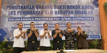 PT Semen Padang Bantu Bea Cukai Riau Musnahkan Rokok Ilegal Senilai Rp12,8 Miliar