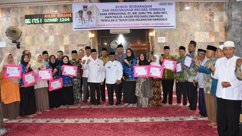 Serahkan Dana Operasional Kecamatan Nanggalo, Wawako Maigus Nasir: Smart Surau Tetap Lanjut Di tengah Efisiensi