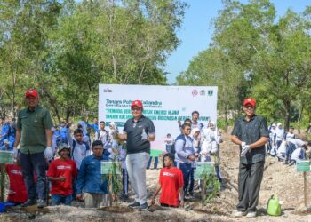 Semarak Sumpah Pemuda, PT Semen Padang dan Ratusan Pelajar Tanam 2.000 Pohon Kaliandra