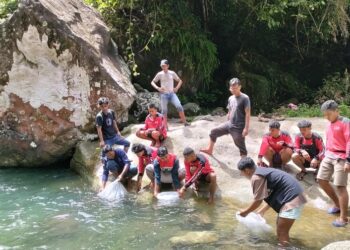Pertamina Patra Niaga Restocking 5.000 Benih Ikan di Sungai Lubuk Hitam