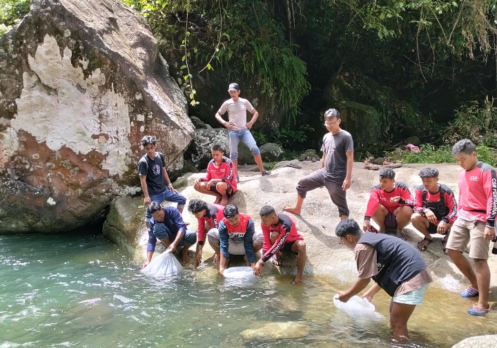 Pertamina Patra Niaga Restocking 5.000 Benih Ikan di Sungai Lubuk Hitam