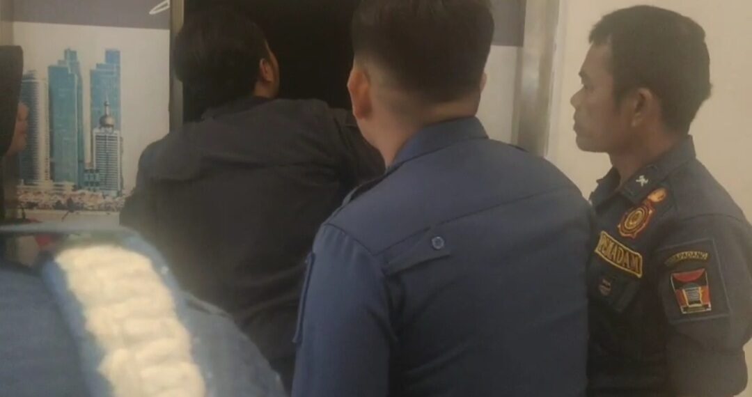 Petugas Damkar Padang Selamatkan Keluarga Terjebak di Lift Transmart