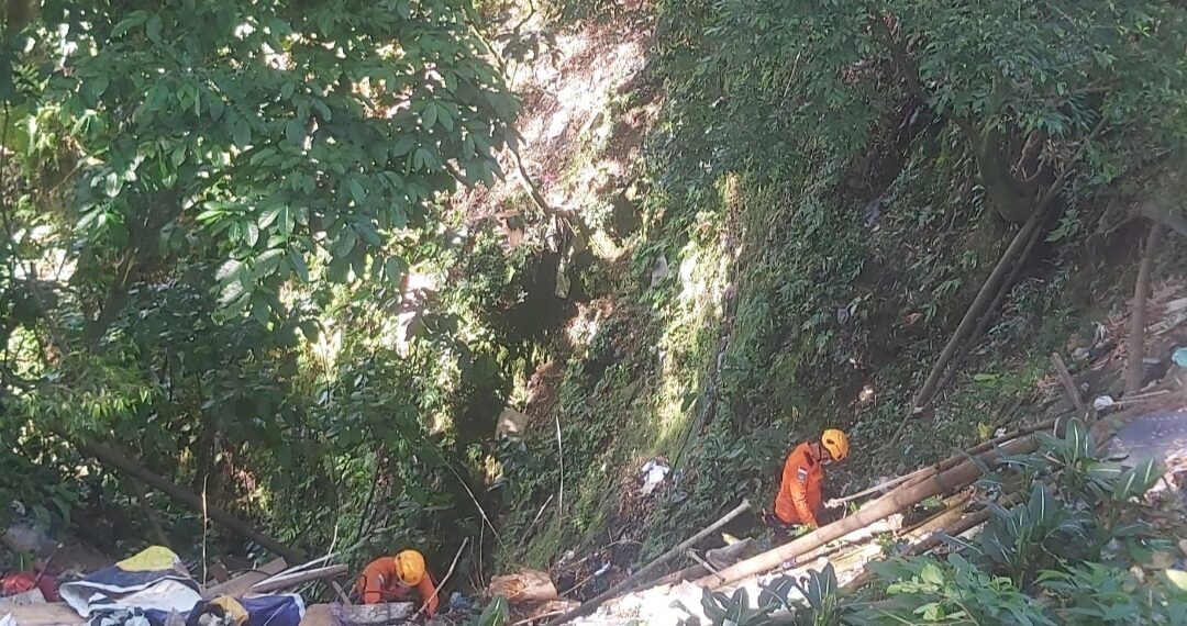 Basarnas Padang Evakuasi Jasad Bayi Korban Pembunuhan yang Dibuang di Jurang Ngarai Sianok