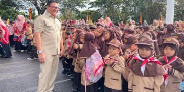 Siswa SD di Bukittinggi Terima Perlengkapan Sekolah Gratis, Wako Ramlan: Sesuai Janji Kampanye