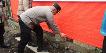 Tinggal di Rumah Memprihatinkan, Polres Solok Bedah Rumah Ibu Penjual Jajanan Sekolah di Koto Hilalang