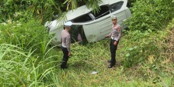 Slip di Jalan Licin Sebabkan Mobil Masuk Jurang di Solok, Tiga Penumpang Alami Luka Ringan