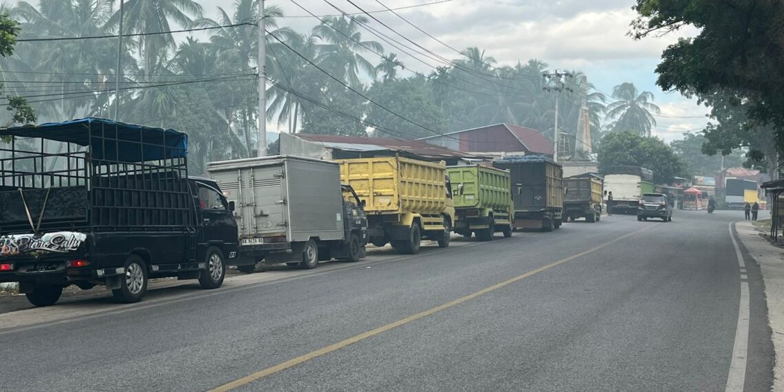 Antrean BBM Mengular Sepanjang 2 Kilometer di Solok, Sopir Mengaku Menunggu hingga 5 Jam