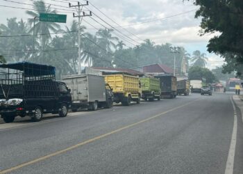 Antrean BBM Mengular Sepanjang 2 Kilometer di Solok, Sopir Mengaku Menunggu hingga 5 Jam