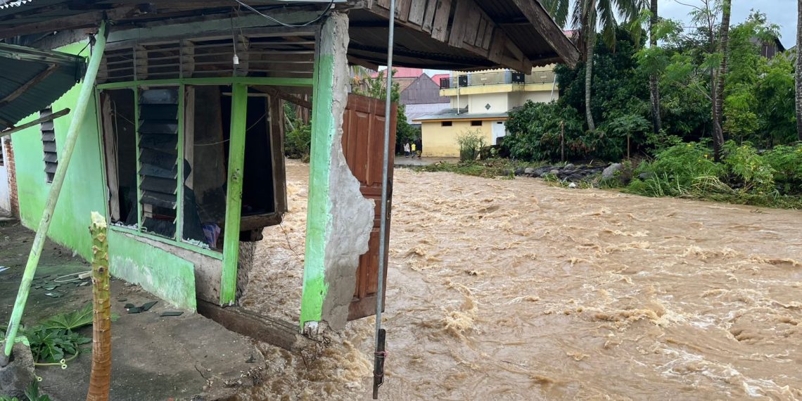 Debit Air Sungai Naik, Rumah dan Jalan Amblas Terbawa Arus di Solok