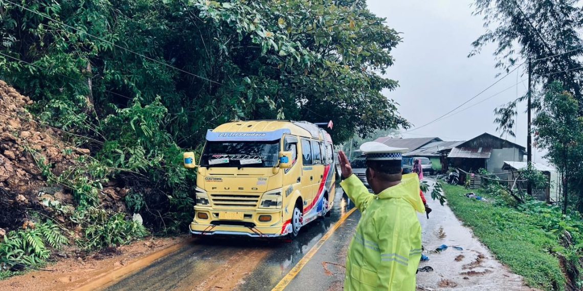 Longsor di Jalur Solok–Alahan Panjang Dibersihkan, Polisi Terapkan Buka Tutup Jalan