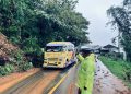 Longsor di Jalur Solok–Alahan Panjang Dibersihkan, Polisi Terapkan Buka Tutup Jalan