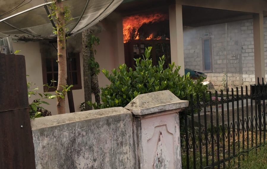 Diduga Akibat Korsleting Listrik, Satu Rumah dan Motor Terbakar di Solok