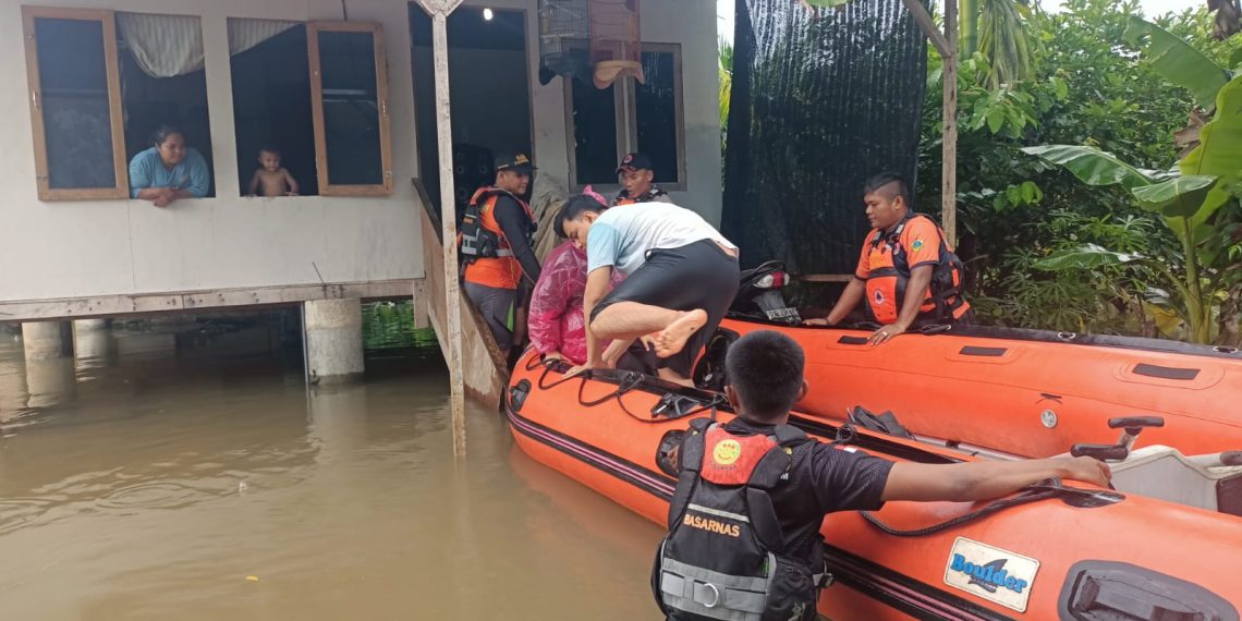 Hujan Lebat Picu Banjir, Satu Keluarga Dievakuasi dari Jalan DPR Ujung Kota Padang