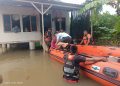 Hujan Lebat Picu Banjir, Satu Keluarga Dievakuasi dari Jalan DPR Ujung Kota Padang