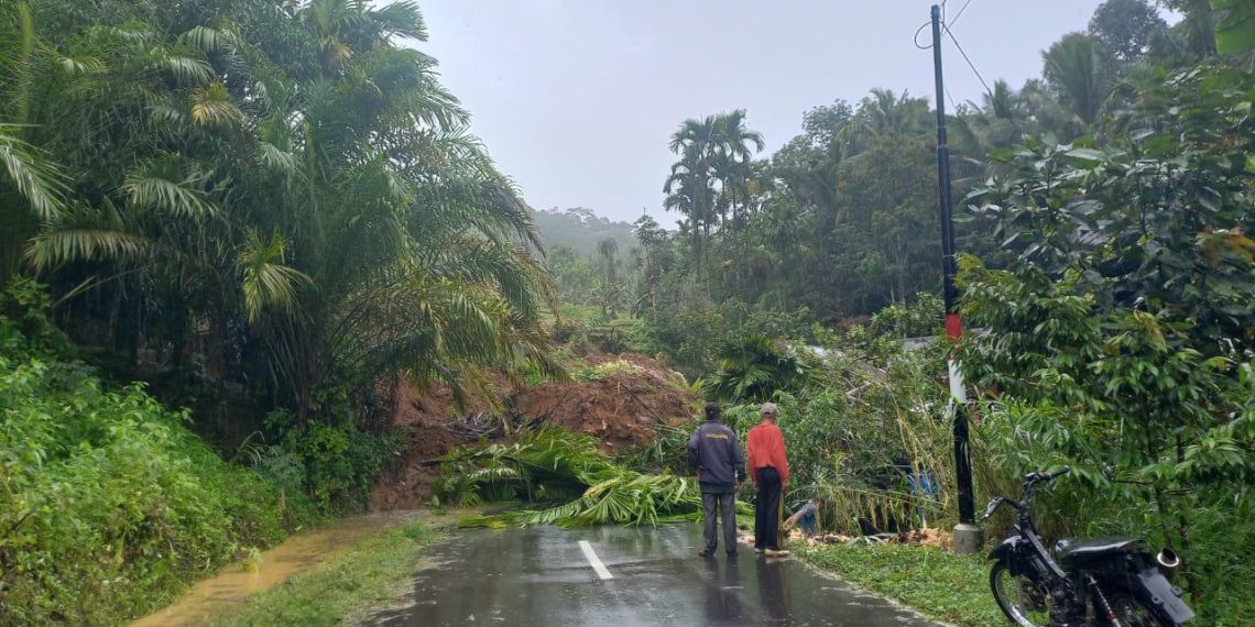 Longsor di Palembayan Agam, Rumah Warga dan Mobil Dilaporkan Disapu Material