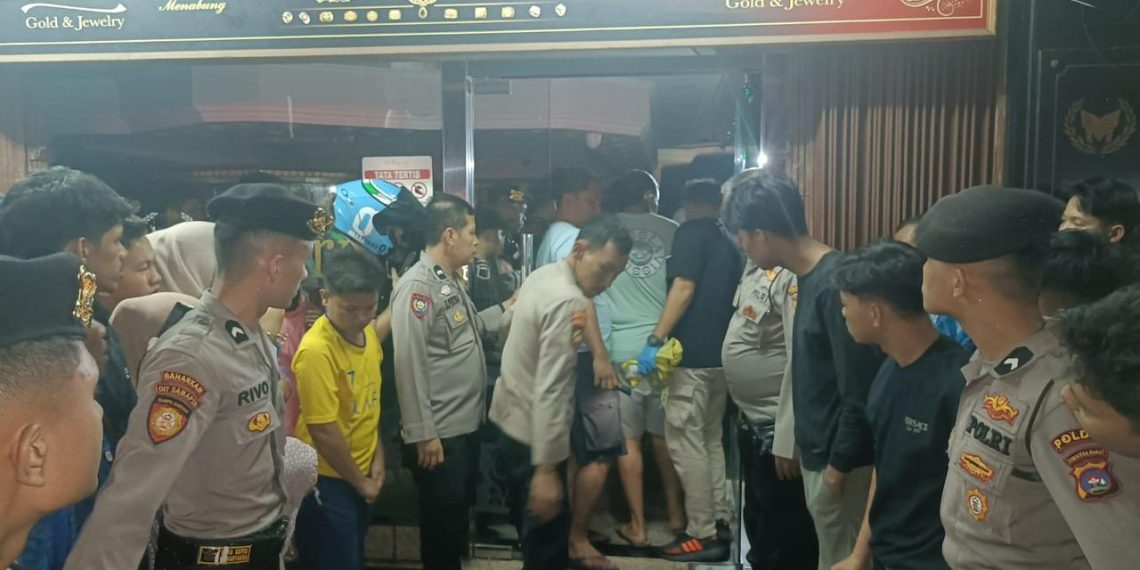 Diduga Kecelakaan Kerja, Teknisi CCTV Tewas di Loteng Toko Mas Murni Pasar Raya Padang