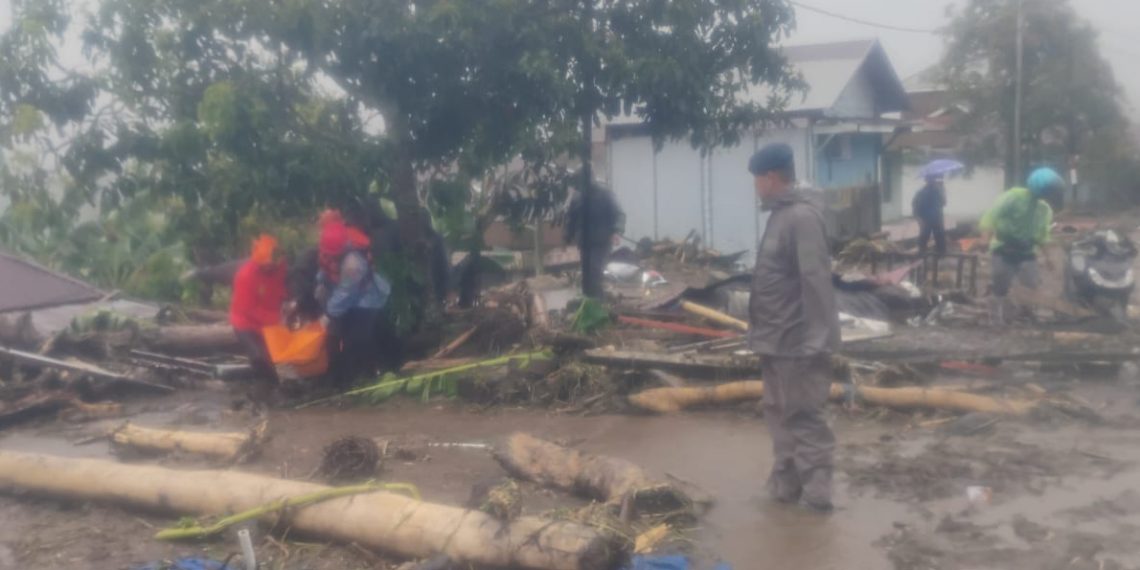 Dua Orang Meninggal Akibat Banjir Bandang Toboh Agam, Satu Masih Hilang