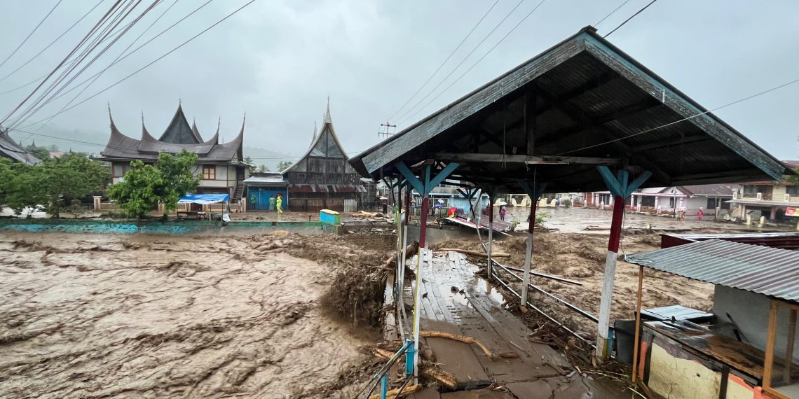 Banjir Bandang di Saniangbaka Solok:Jembatan Putus, Puluhan Rumah Rusak dan Hanyut Terbawa Arus