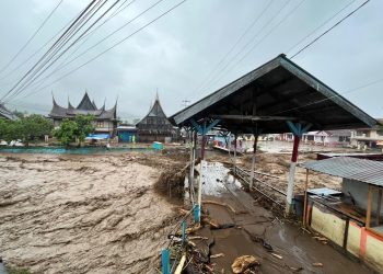 Banjir Bandang di Saniangbaka Solok:Jembatan Putus, Puluhan Rumah Rusak dan Hanyut Terbawa Arus