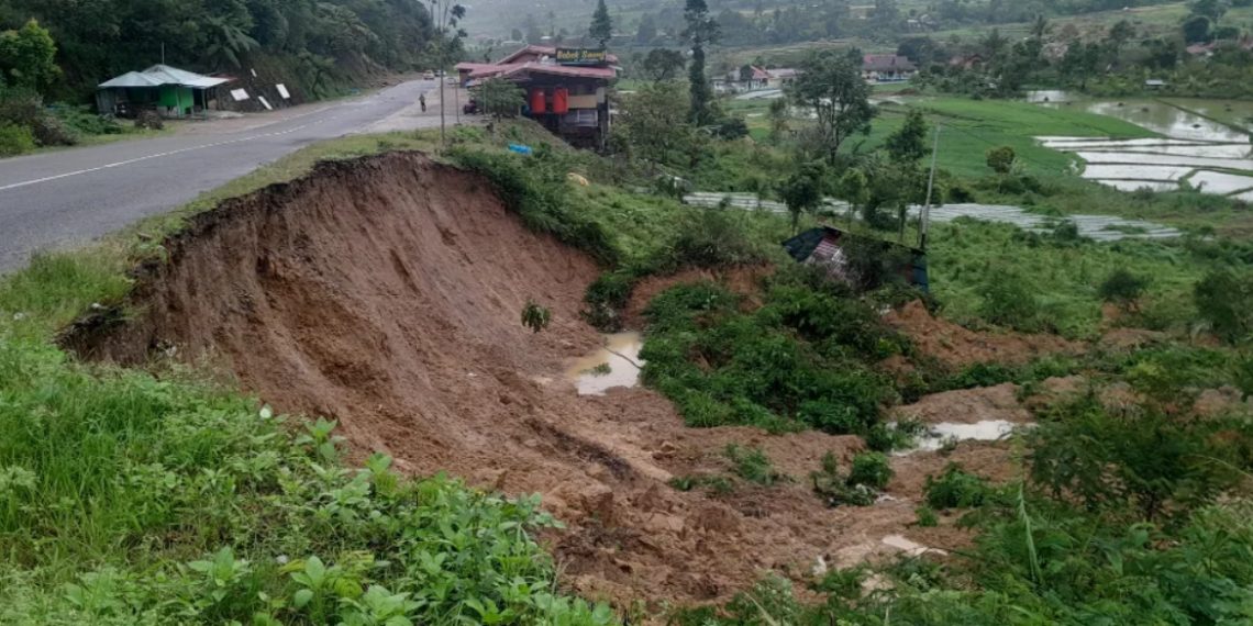 Bahu Jalan Terban di Solok, Polisi: Masih Aman Dilewati, Pengendara Tetap Hati-hati