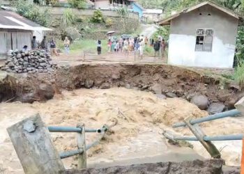 Jembatan Ambruk, Ratusan Jiwa di Koto Hilalang Solok Terisolasi