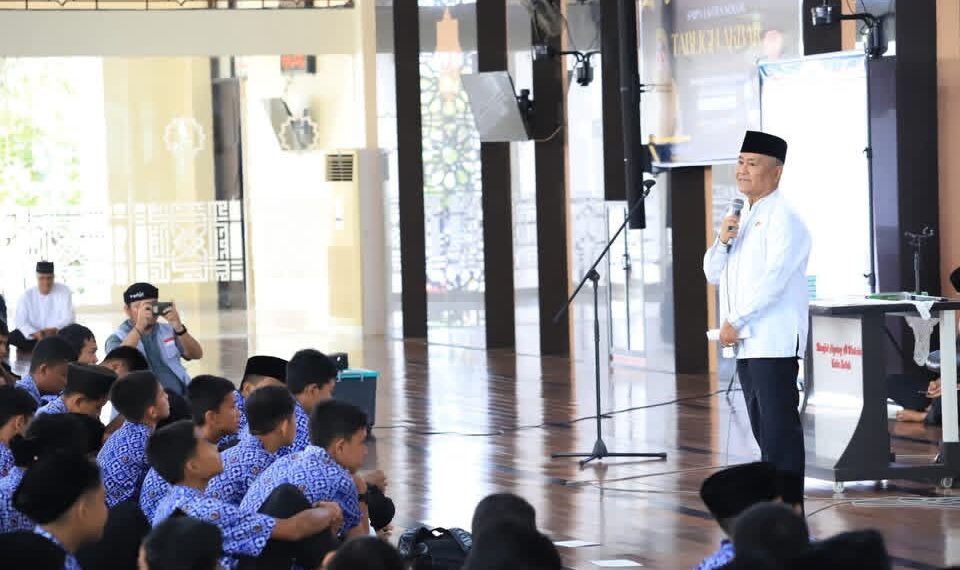 Tabligh Akbar SMPN 1 Kota Solok, Tekankan Pentingnya Adab dan Akhlak bagi Generasi Muda