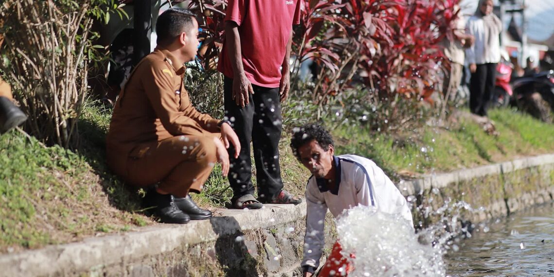 Atasi Kekeringan, Pemko Solok Serahkan Delapan Mesin Pompa untuk Petani