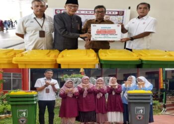 PT Semen Padang Serahkan 16 Tong Sampah Terpilah ke Sekolah dan Masjid Raya Sumbar
