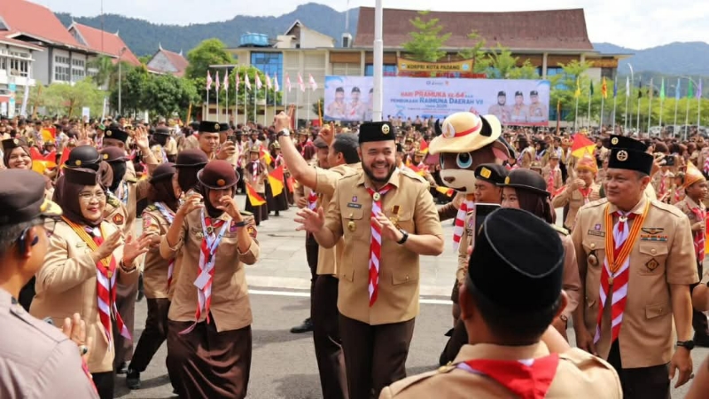 Lencana Dharmabakti bagi Walikota Fadly Amran Warnai Pembukaan Raida VII Gerakan Pramuka Sumbar di Kota Padang